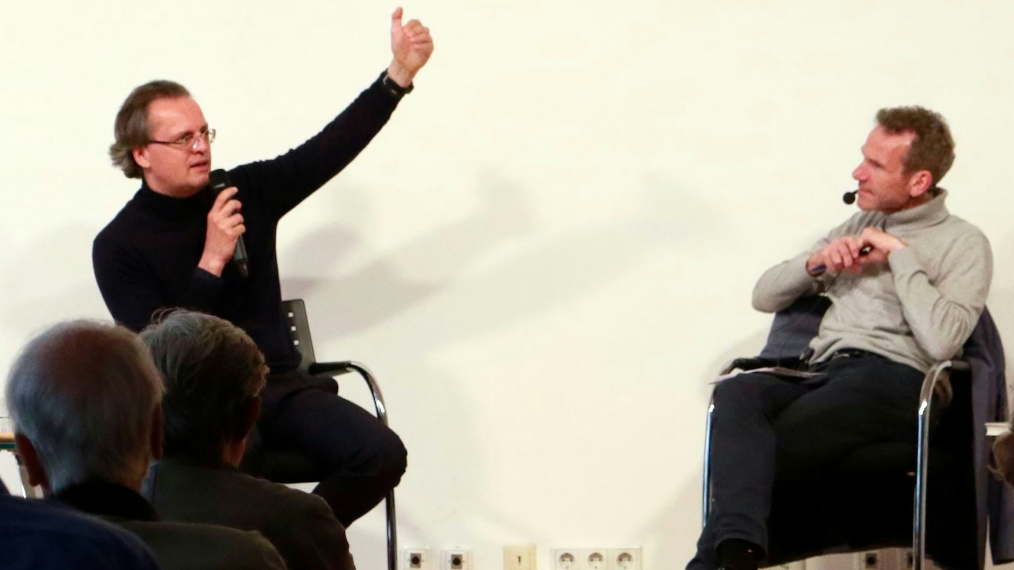 Prof. Dr. Bernhard Pörksen (l.) im Gespräch mit Joachim Frank über Kommunikation im Zeitalter des Internets.