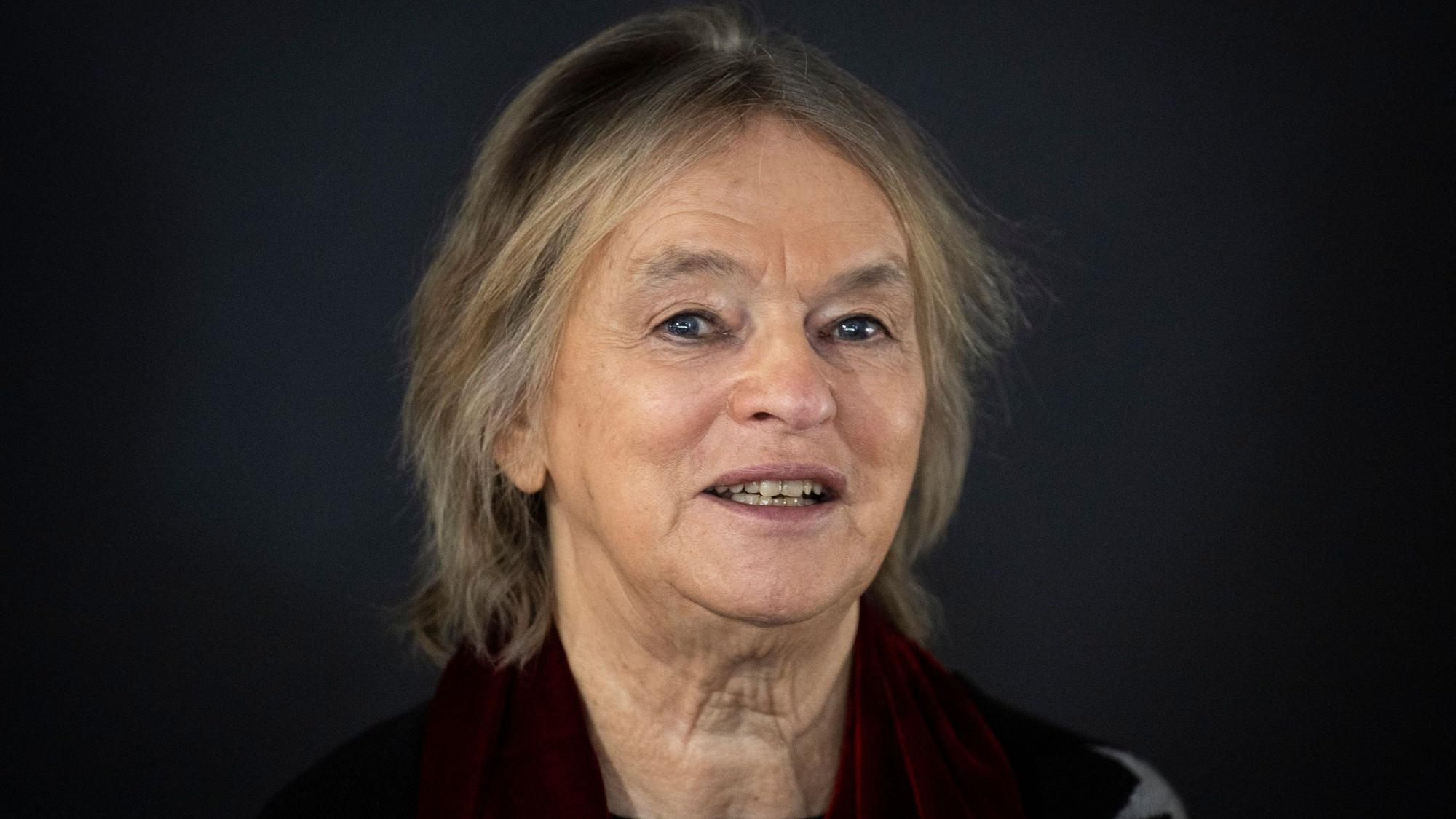 ARCHIV - 18.10.2023, Hessen, Frankfurt/Main: Elke Heidenreich, deutsche Schriftstellerin, gibt ein Interview nach ihrem Auftritt auf der SWR2 Bühne. Gastland der weltgrößten Bücherschau, die bis zum 22. Oktober stattfindet, ist im Jubiläumsjahr Slowenien. (zu dpa: «Elke Heidenreich: «Ich bin keine nette Alte»») Foto: Hannes P Albert/dpa +++ dpa-Bildfunk +++