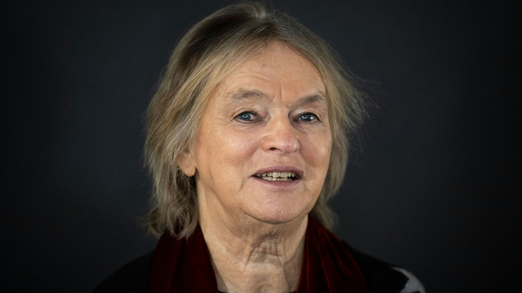 ARCHIV - 18.10.2023, Hessen, Frankfurt/Main: Elke Heidenreich, deutsche Schriftstellerin, gibt ein Interview nach ihrem Auftritt auf der SWR2 Bühne. Gastland der weltgrößten Bücherschau, die bis zum 22. Oktober stattfindet, ist im Jubiläumsjahr Slowenien. (zu dpa: «Elke Heidenreich: «Ich bin keine nette Alte»») Foto: Hannes P Albert/dpa +++ dpa-Bildfunk +++