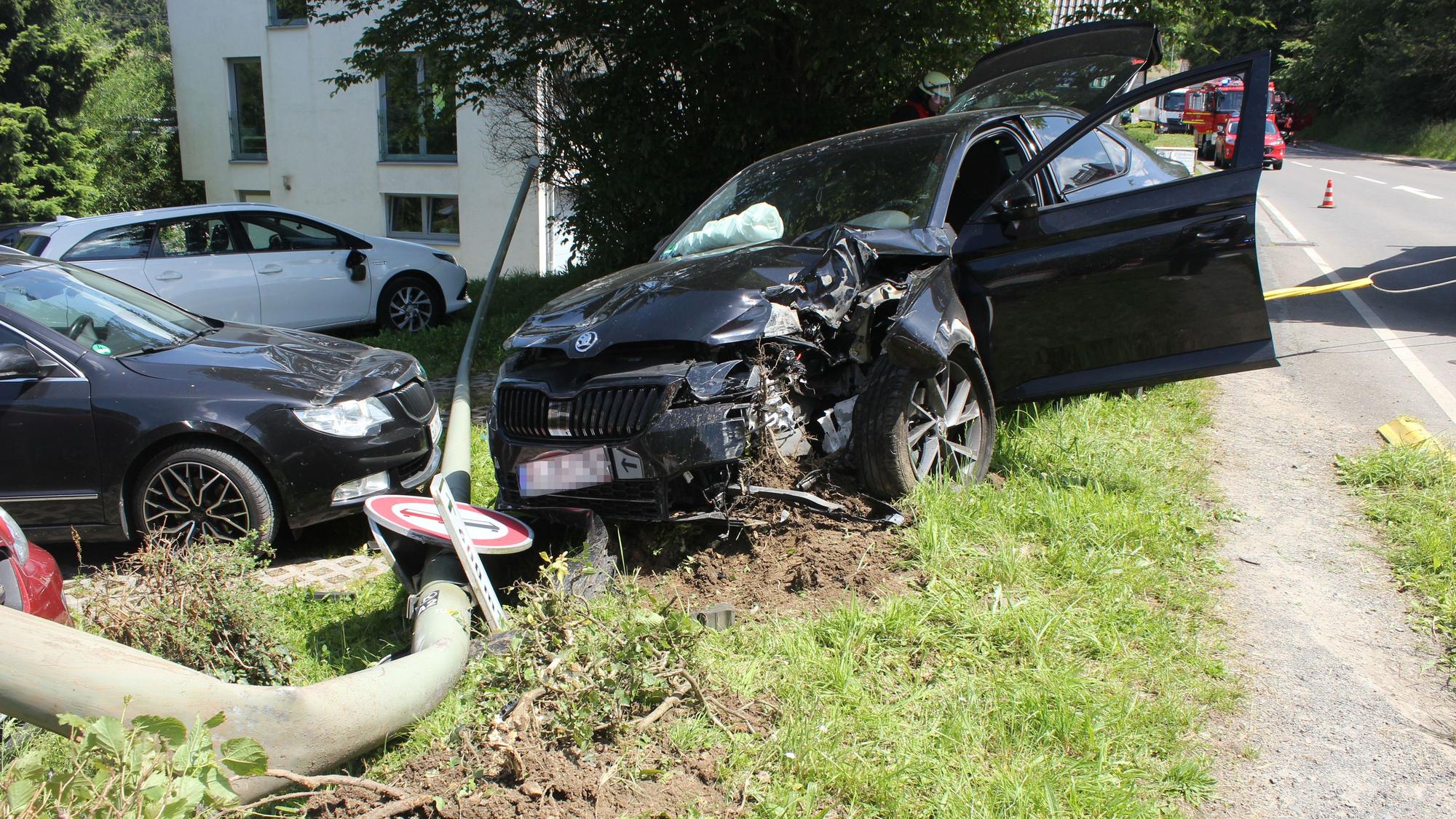 Ein demoliertes Auto steht neben einer umgestürzten Laterne bei Kürten-Miebach an der Wipperfürther Straße.