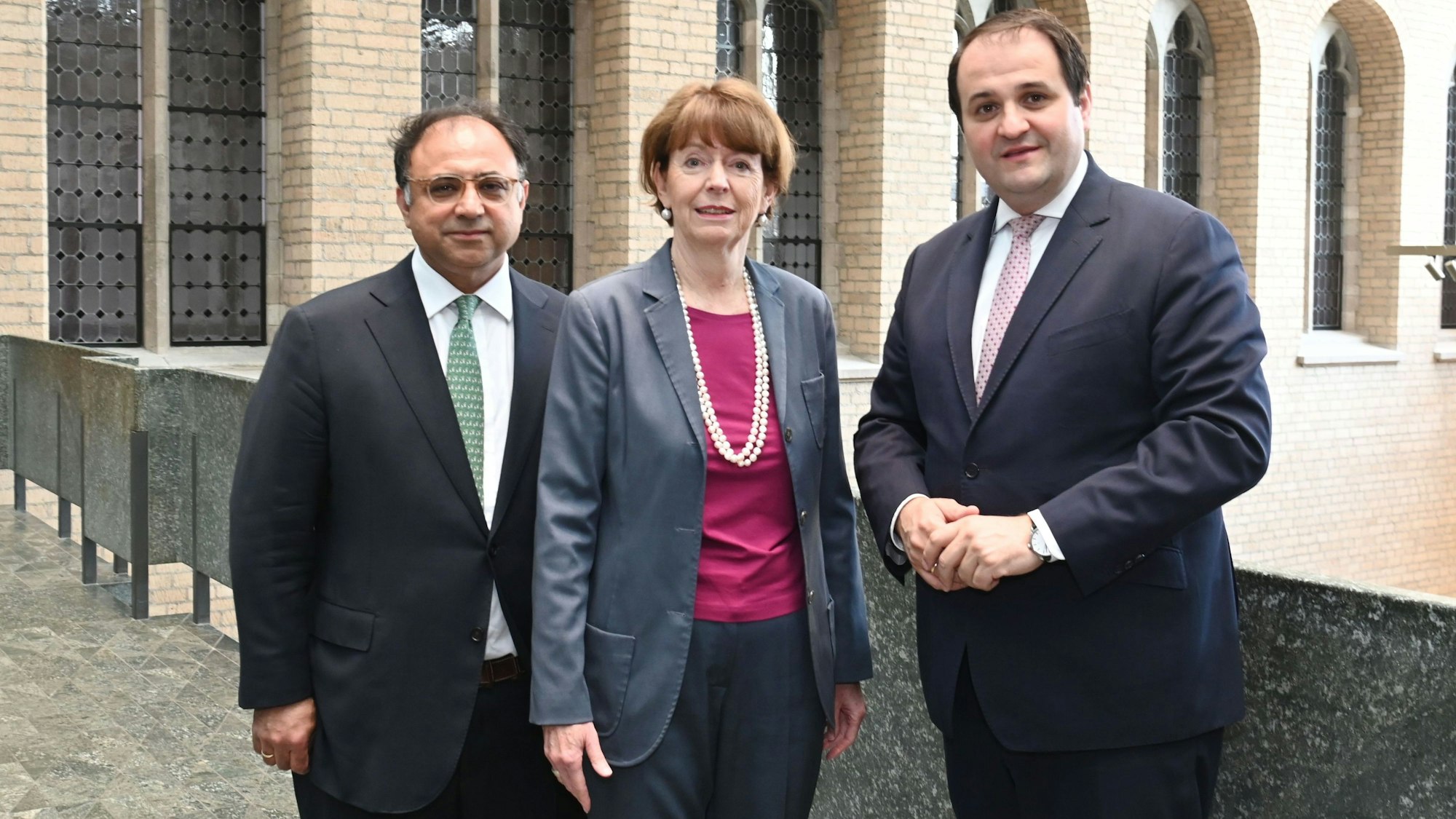 Oberbürgermeisterin Henriette Reker und Minister Nathanael Liminski informieren über den Umzug der Film- und Medienstiftung NRW nach Köln.