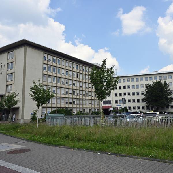 Zu sehen sind die beiden sechsstöckigen Gebäudekomplexe.