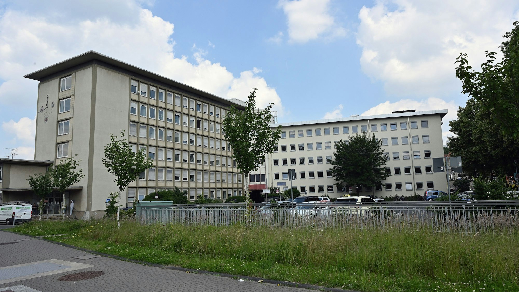 Zu sehen sind die beiden sechsstöckigen Gebäudekomplexe.