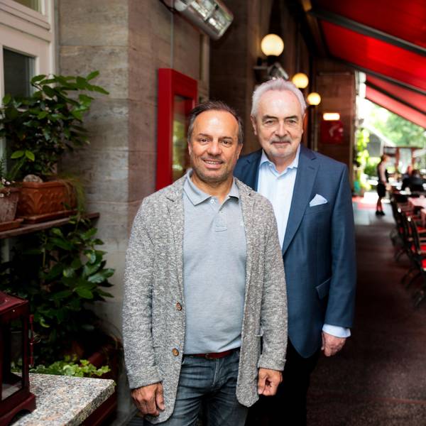 Franz Gruber und Karl-Heinz Kappes stehen auf der Terrasse ihres Lokals.