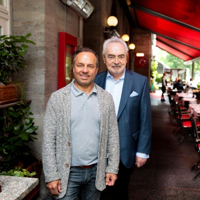 Franz Gruber und Karl-Heinz Kappes stehen auf der Terrasse ihres Lokals.