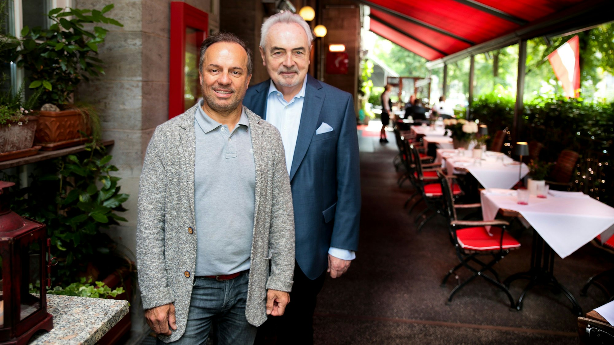 Franz Gruber und Karl-Heinz Kappes stehen auf der Terrasse ihres Lokals.