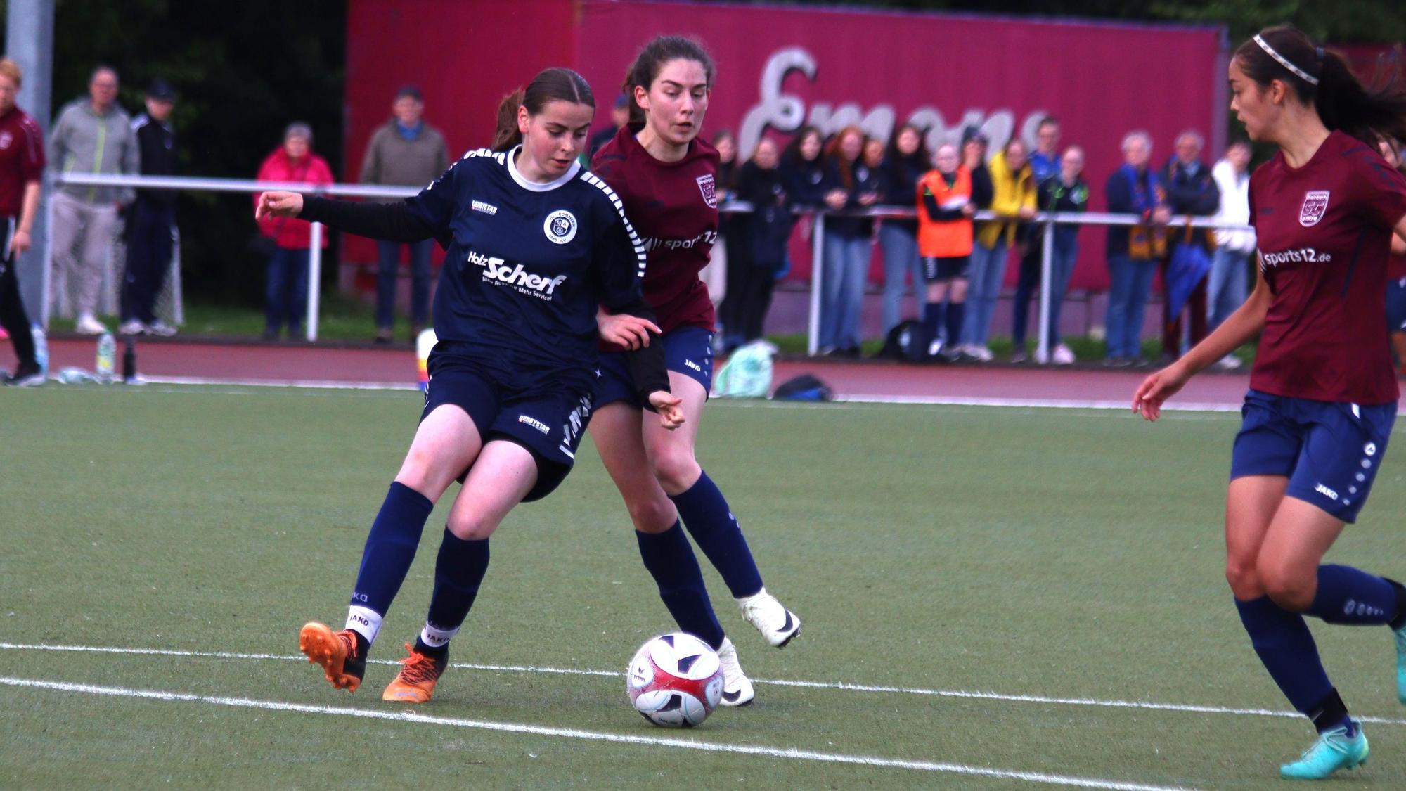 Hanna Frauenkron behauptet den Ball gegen eine Gegenspielerin.