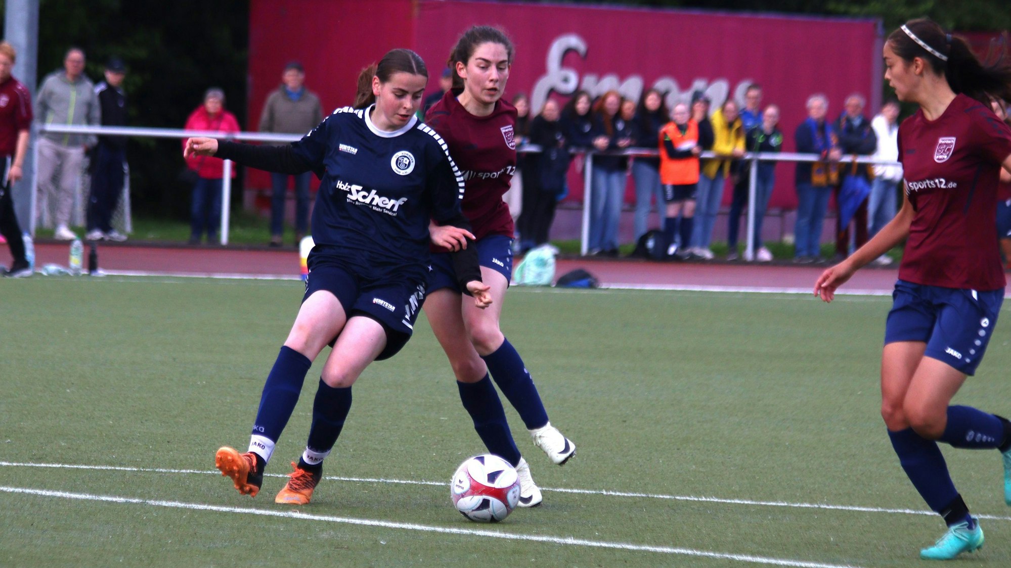 Hanna Frauenkron behauptet den Ball gegen eine Gegenspielerin.