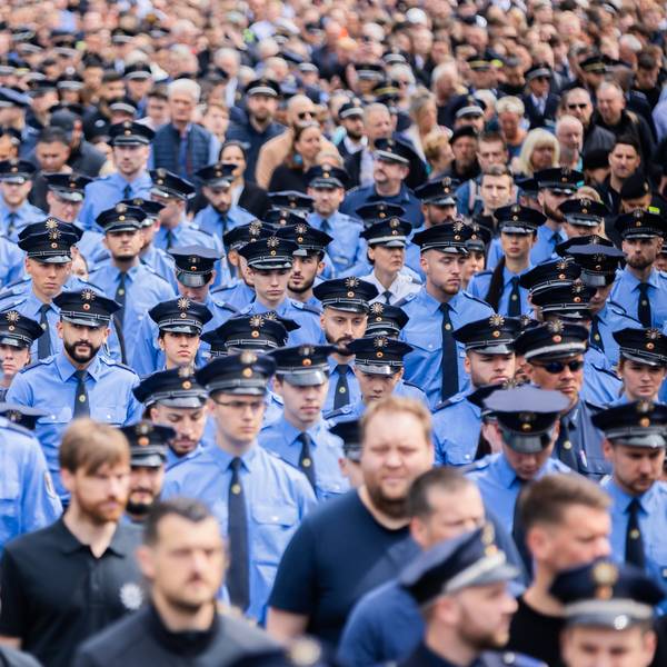 Polizisten nehmen in Berlin an einem Schweigemarsch in Gedenken an den durch einen Messerangriff in Mannheim zu Tode gekommenen Polizisten teil.