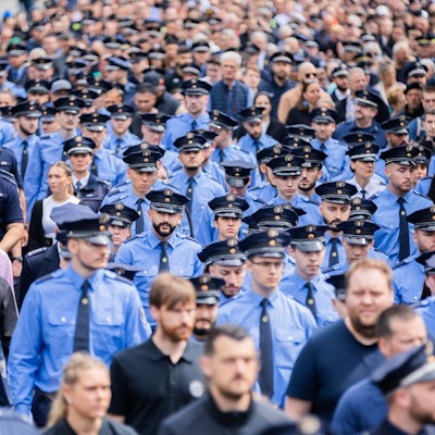 Polizisten nehmen in Berlin an einem Schweigemarsch in Gedenken an den durch einen Messerangriff in Mannheim zu Tode gekommenen Polizisten teil.