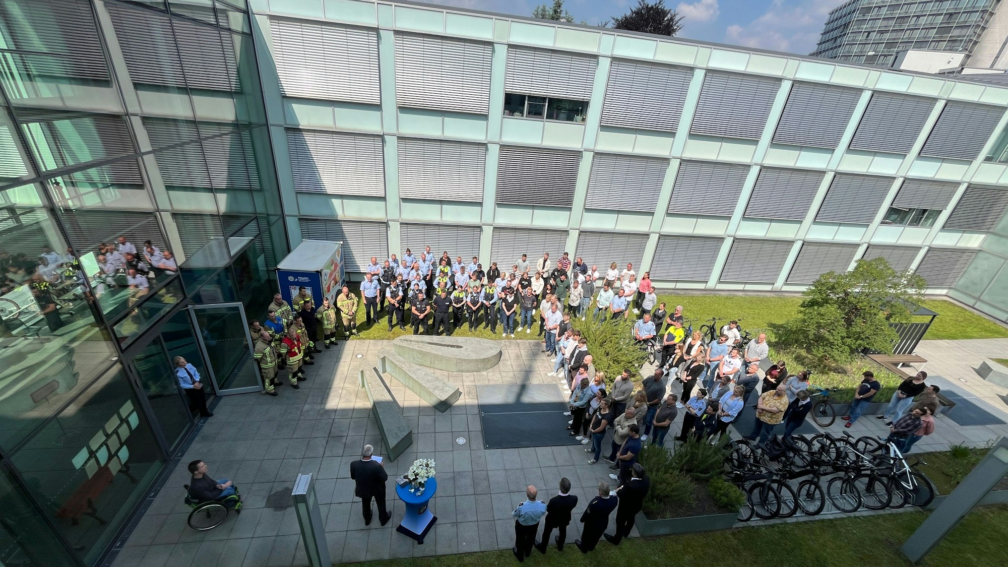 Die Kreispolizei Siegburg versammelte sich zu einer Schweigeminute für ihren in Mannheim getöteten Kollegen Rouven Laur.
