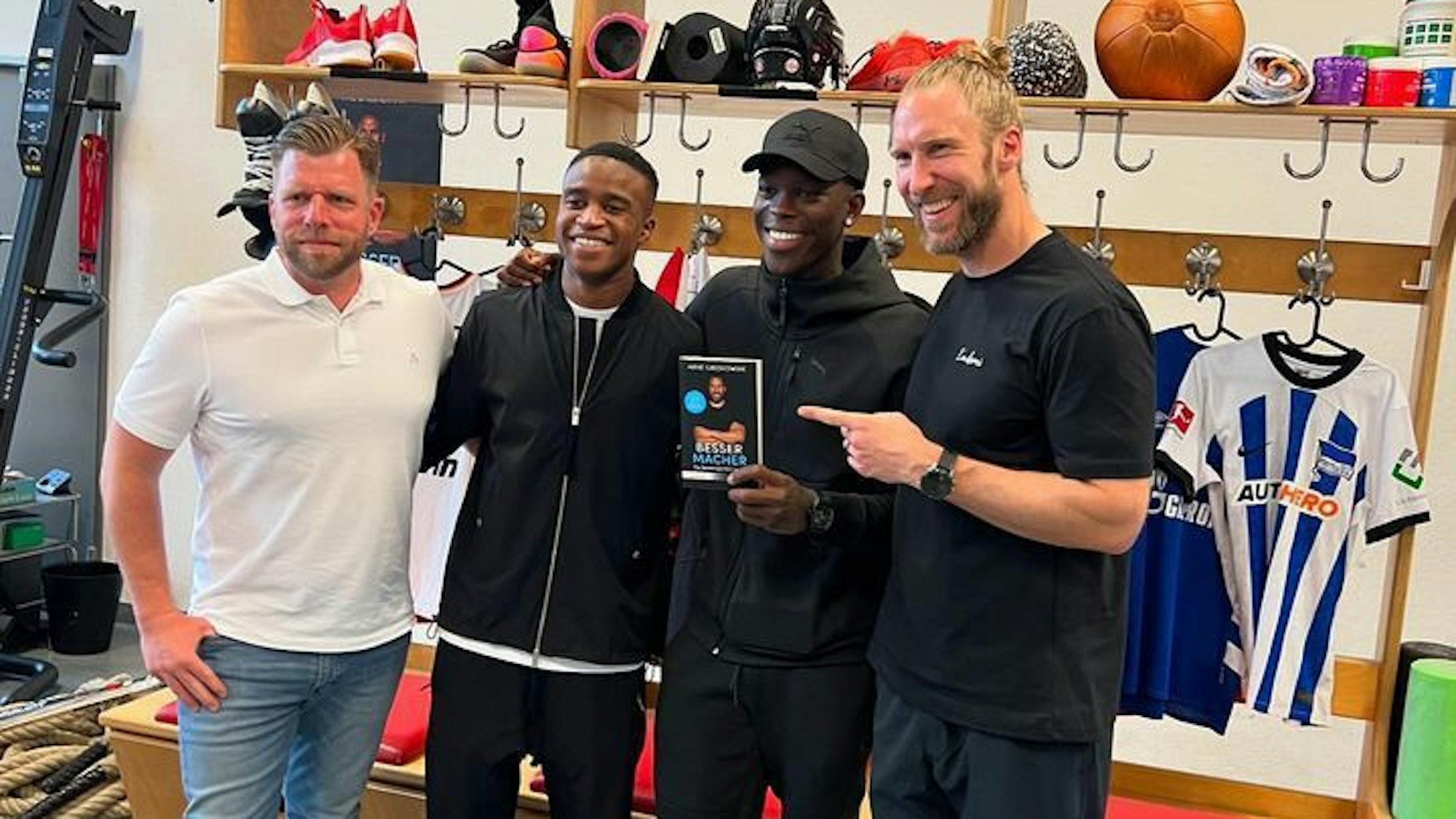 Bei der Buchvorstellung (v.l.): Autor Alexander Haubrichs, Youssoufa Moukoko von Borussia Dortmund, Dennis Schröder, NBA-Basketballprofi, und Fitnesstrainer Arne Greskowiak
