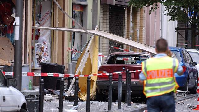Ein Polizist sichert die Spuren der Explosion nach dem Nagelbombenanschlag in der Keupstraße
