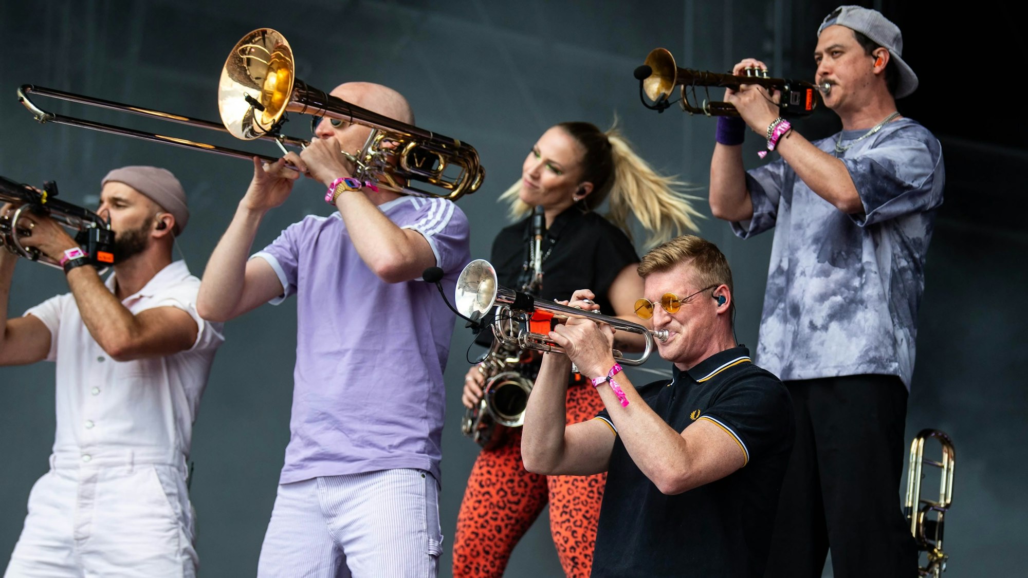 Mitglieder der Kölner Band Querbeat beim Konzert bei Rock am Ring 2024.