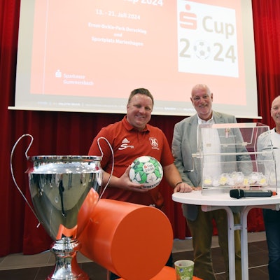 Bild einer Auslosung mit drei Männern