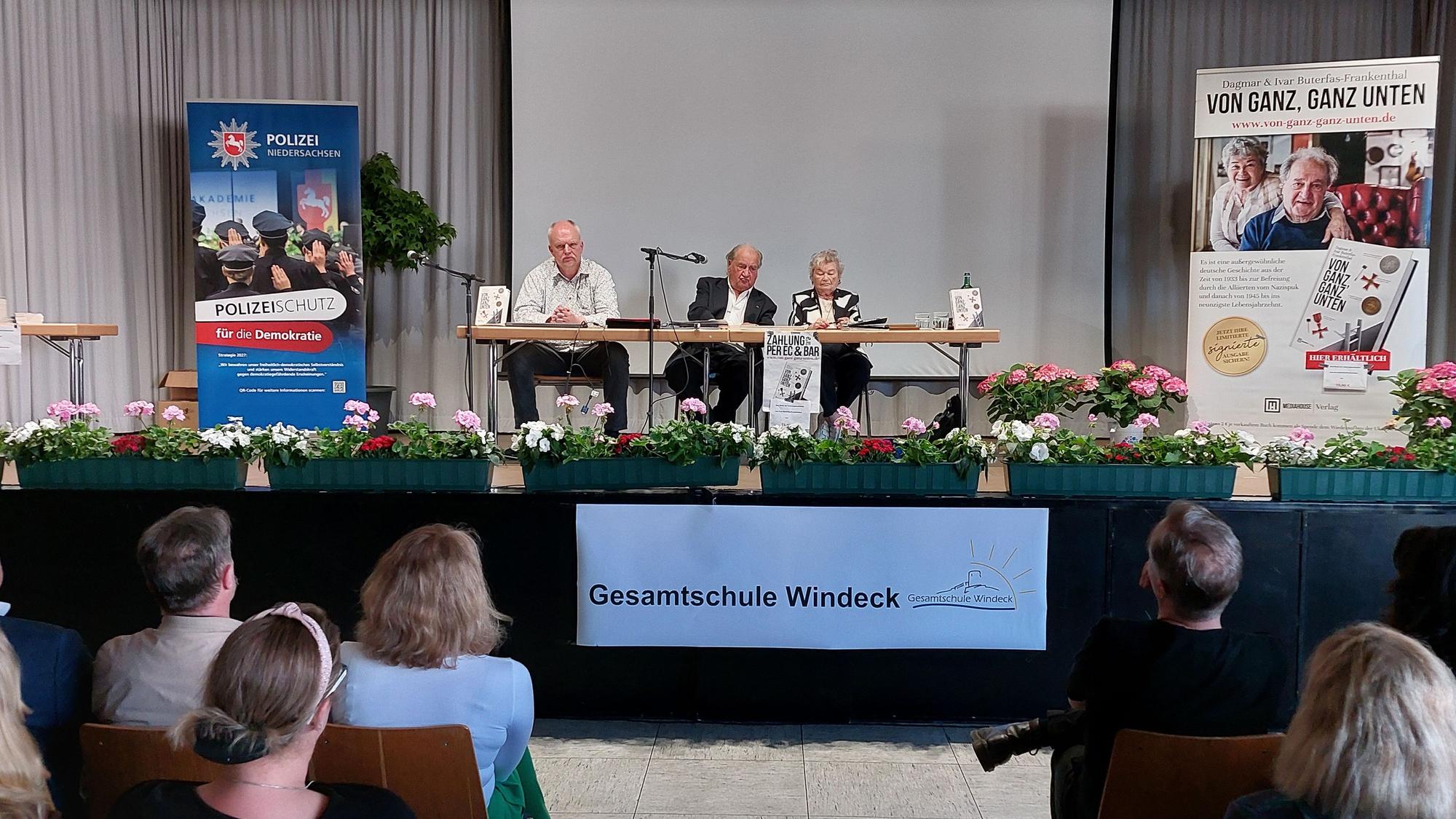 Holocaust Zeitzeuge Ivar Buterfas-Frankenthal in der Gesamtschule Windeck, v. links. Verleger Klaus Maresch, Ivar Buterfas-Frankenthal und seine Frau Dagmar, mit der er seit 71 Jahren verheiratet ist.