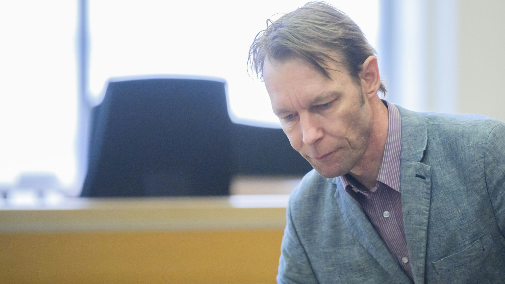 Der Angeklagte Christian B. steht im Gerichtssaal im Landgericht Braunschweig.