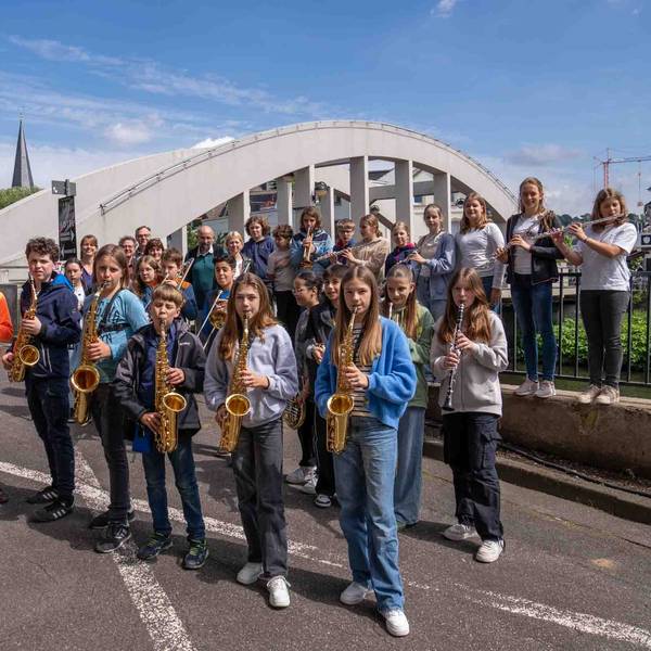 Auch die Bläserklasse des städtischen Gymnasiums ist dabei. Außerdem freuen sich Rebecca Hermann (Gesamtkoordinatorin Kunst- und Klangmeile), Musikschulleiter Maximilian Zelzner und sein Stellvertreter Andreas Joseph (Musikschule), Ute Gerhards (Leiterin Stab des Bürgermeisters) und Helmut Ackva (Leiter Stadtplanungsamt).