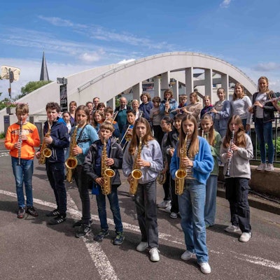 Auch die Bläserklasse des städtischen Gymnasiums ist dabei. Außerdem freuen sich Rebecca Hermann (Gesamtkoordinatorin Kunst- und Klangmeile), Musikschulleiter Maximilian Zelzner und sein Stellvertreter Andreas Joseph (Musikschule), Ute Gerhards (Leiterin Stab des Bürgermeisters) und Helmut Ackva (Leiter Stadtplanungsamt).