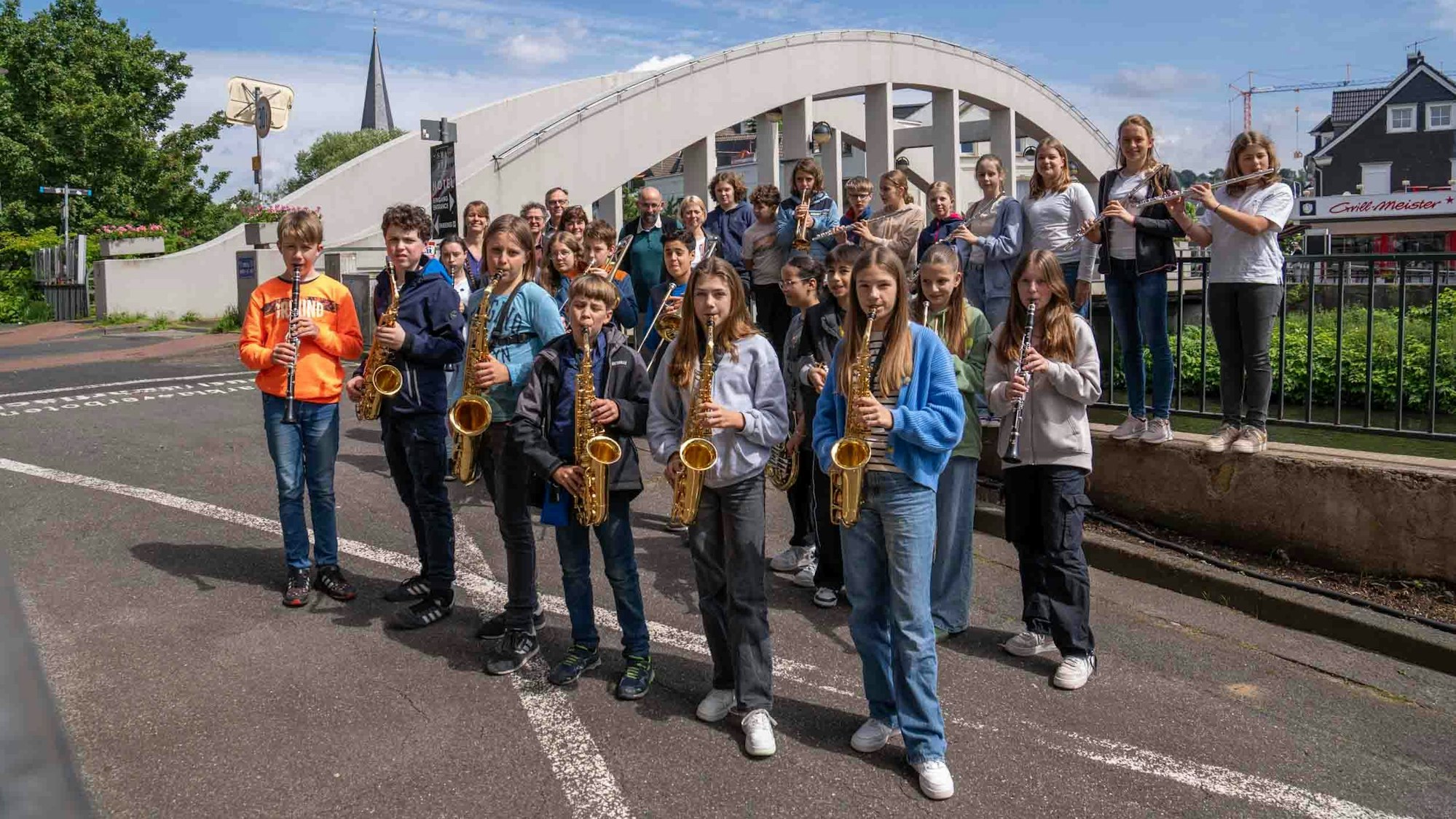 Auch die Bläserklasse des städtischen Gymnasiums ist dabei. Außerdem freuen sich Rebecca Hermann (Gesamtkoordinatorin Kunst- und Klangmeile), Musikschulleiter Maximilian Zelzner und sein Stellvertreter Andreas Joseph (Musikschule), Ute Gerhards (Leiterin Stab des Bürgermeisters) und Helmut Ackva (Leiter Stadtplanungsamt).