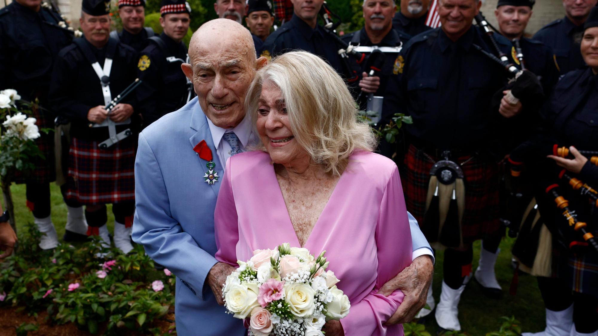 Harold Terens und Jeanne Swerlin halten sich im Arm.