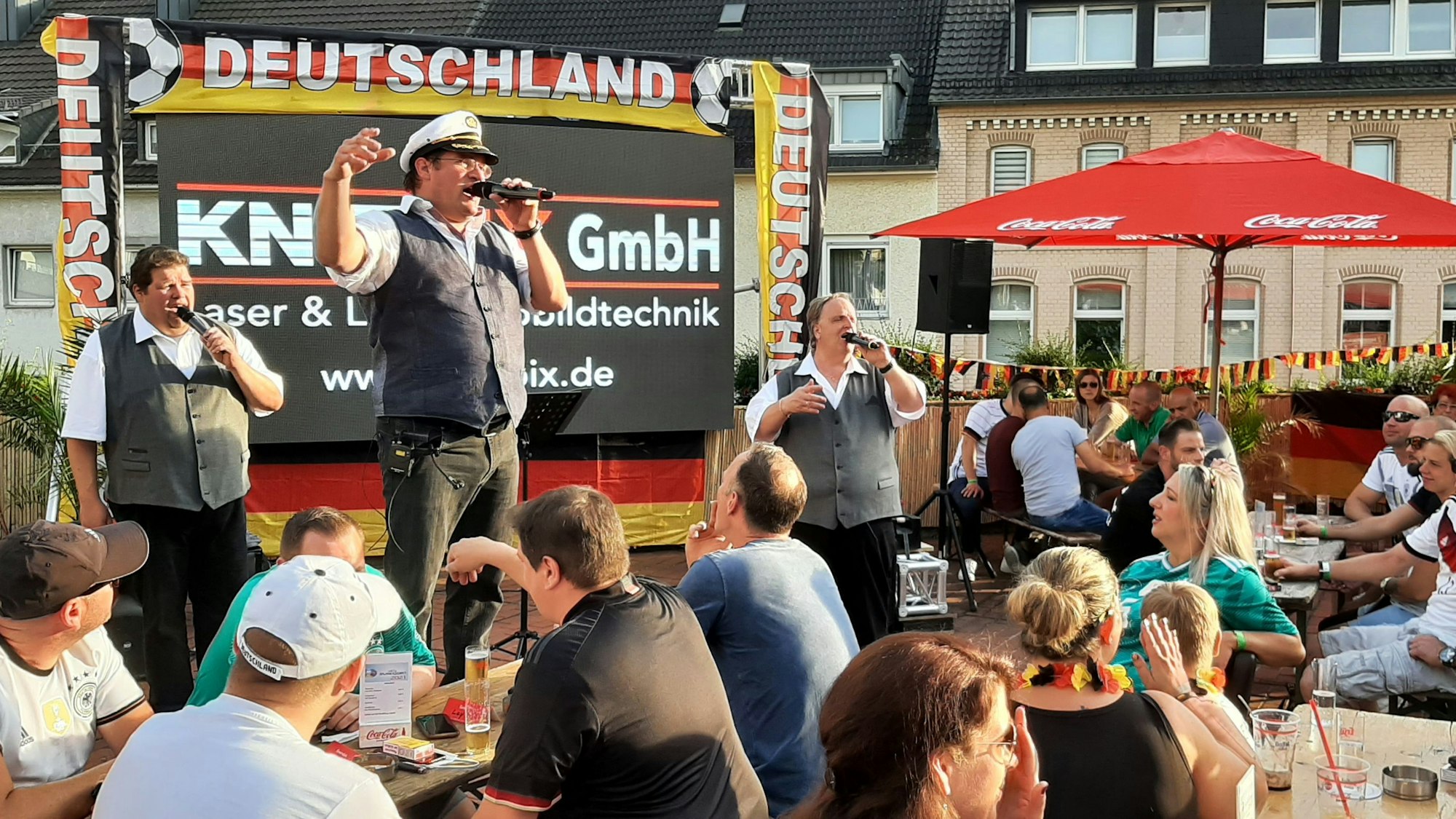 Die Flöckchen treten unter freiem Himmel am Bistro am Schloss in Bensberg auf.