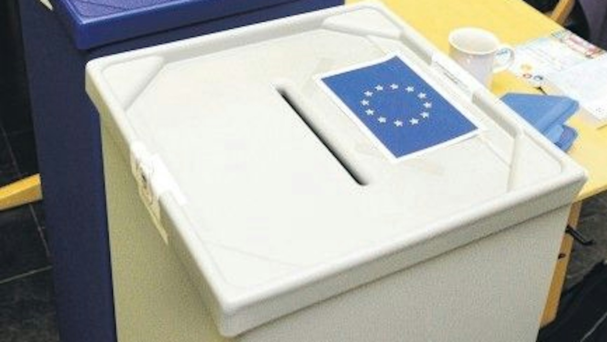 Eine Wahlurne zur Europawahl steht in einem Wahllokal in Bergisch Gladbach.