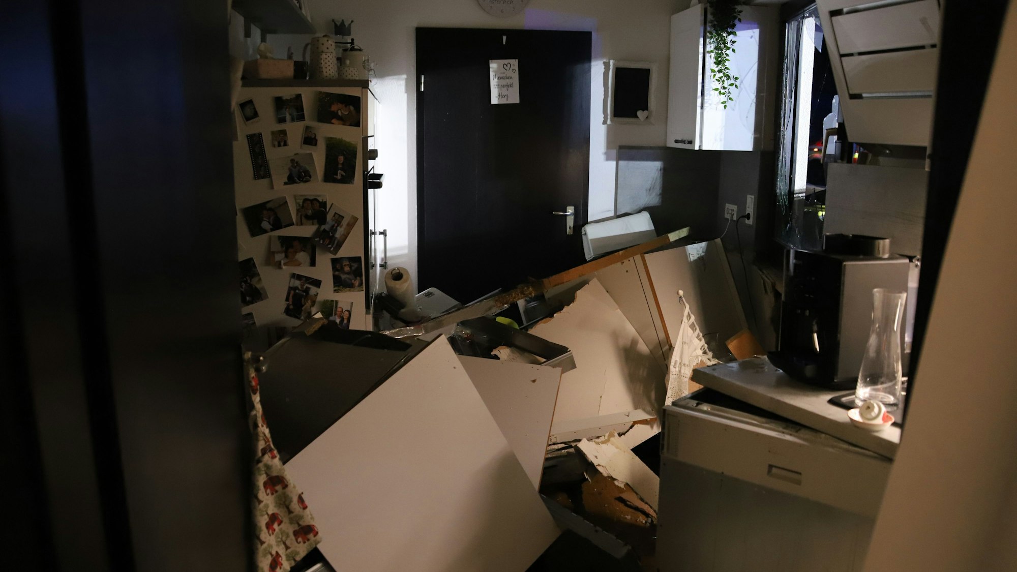 Trümmer liegen in einem Raum, der als Küche genutzt wird.