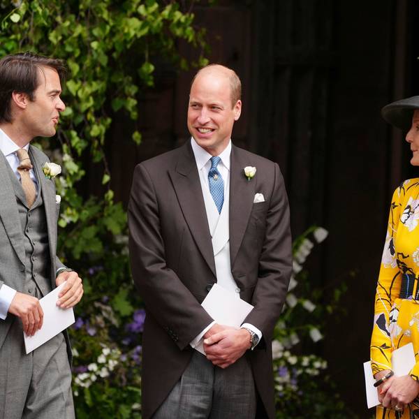 Der britische Prinz William (m) verlässt die Kathedrale von Chester nach der Hochzeit von Olivia Henson und Hugh Grosvenor, dem Herzog von Westminster.