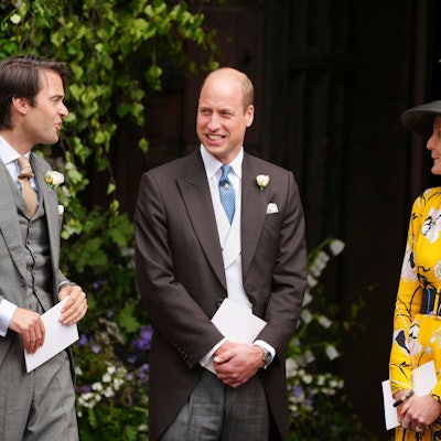 Der britische Prinz William (m) verlässt die Kathedrale von Chester nach der Hochzeit von Olivia Henson und Hugh Grosvenor, dem Herzog von Westminster.