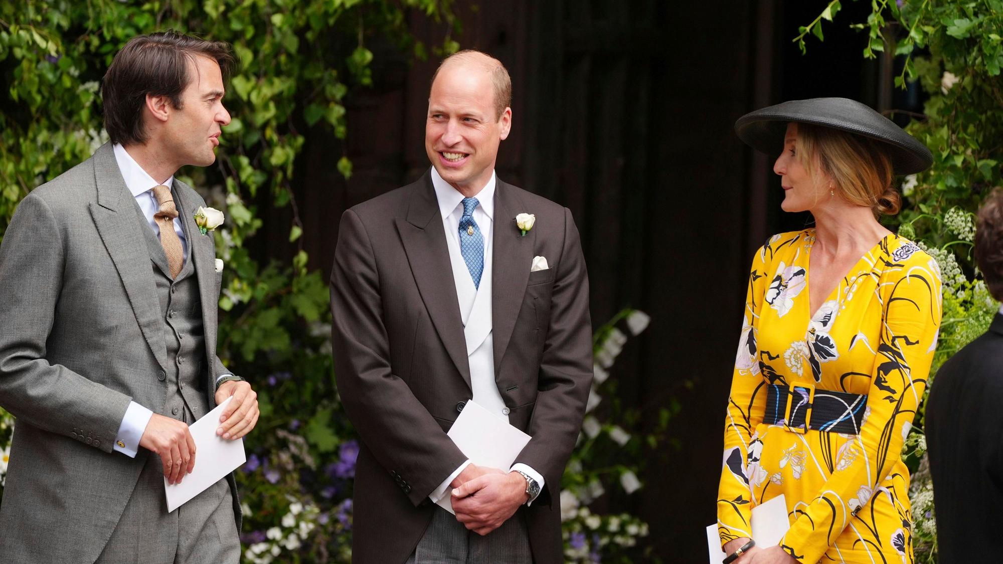 Der britische Prinz William (m) verlässt die Kathedrale von Chester nach der Hochzeit von Olivia Henson und Hugh Grosvenor, dem Herzog von Westminster.