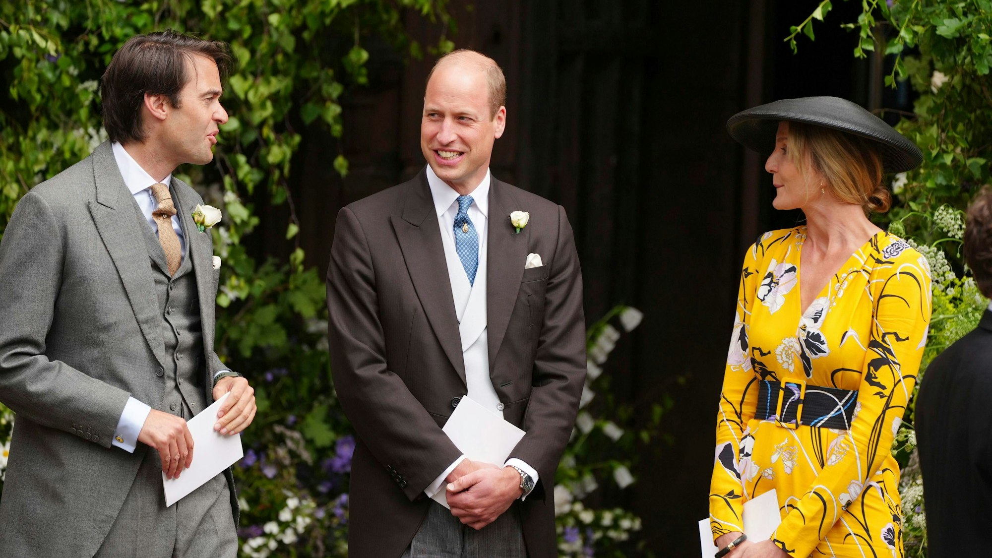 Der britische Prinz William (m) verlässt die Kathedrale von Chester nach der Hochzeit von Olivia Henson und Hugh Grosvenor, dem Herzog von Westminster.