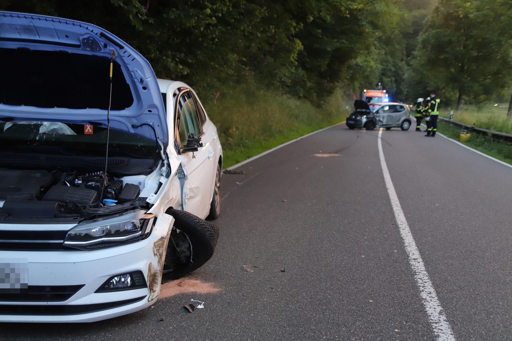 Auf der Landstraße 333 sind zwei Autos zusammengestoßen, zwei Frauen wurden leicht verletzt.