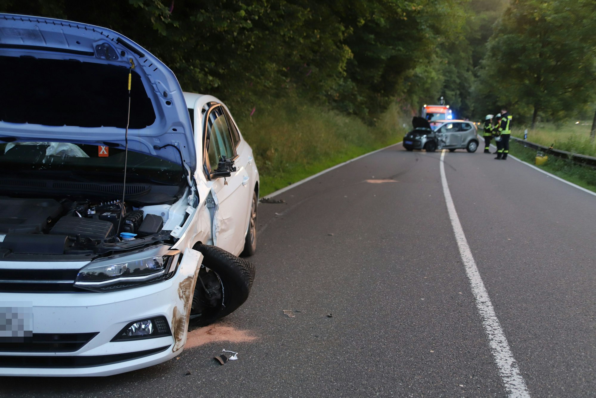 Auf der Landstraße 333 sind zwei Autos zusammengestoßen, zwei Frauen wurden leicht verletzt.