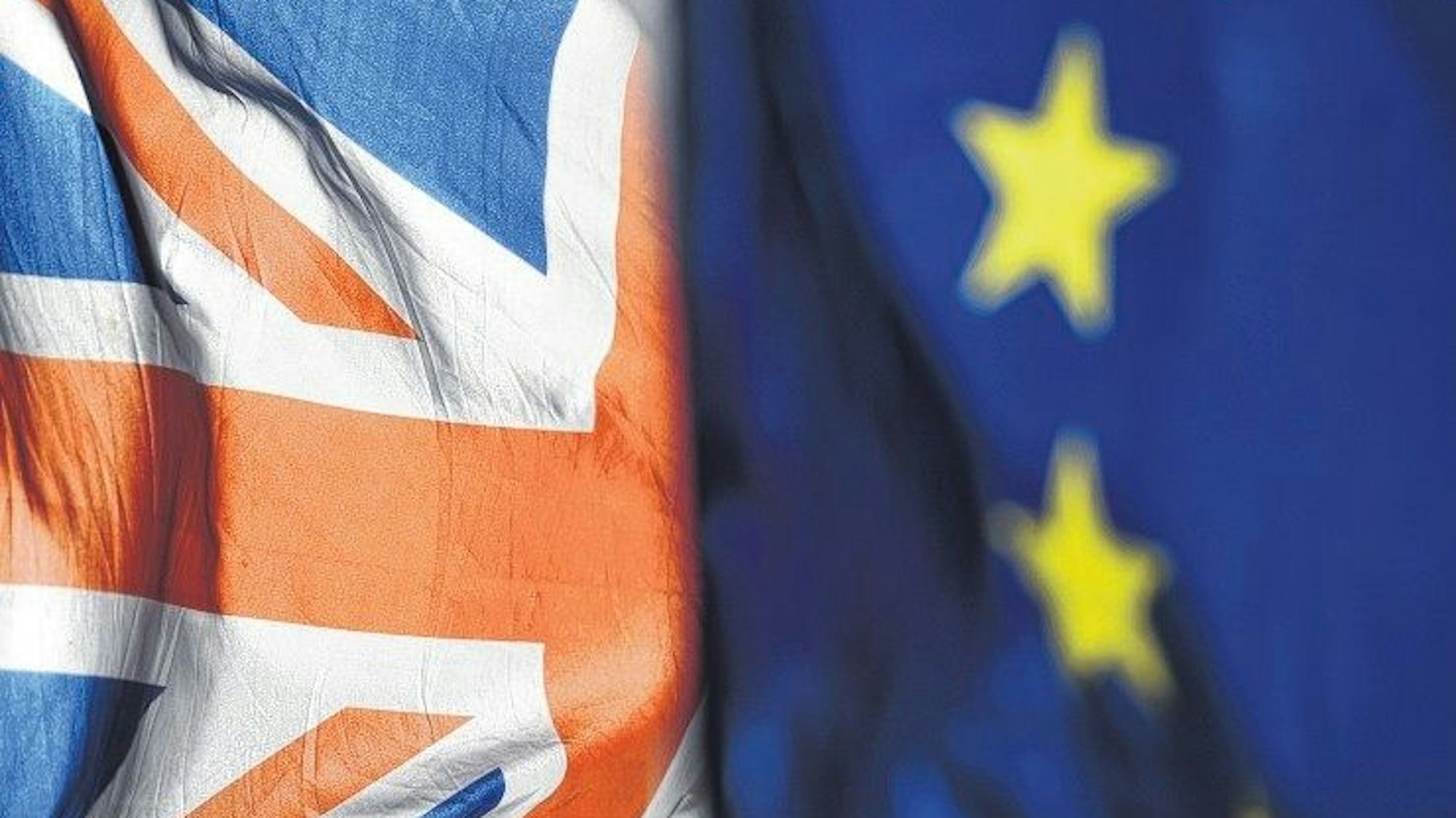 Eine britische Fahne hängt neben einer der Europäischen Union.