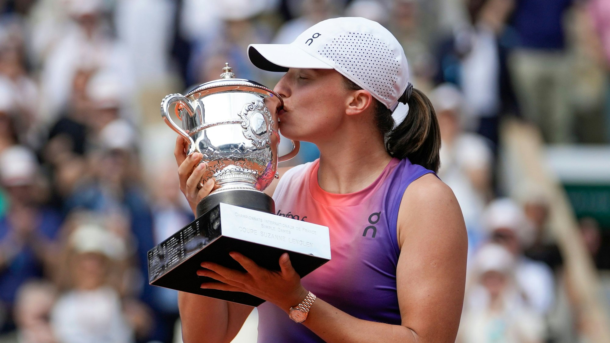 Die Polin Iga Swiatek küsst die Trophäe nach ihrem Sieg über die Italienerin Paolini nach dem Endspiel der French Open im Roland Garros Stadion.