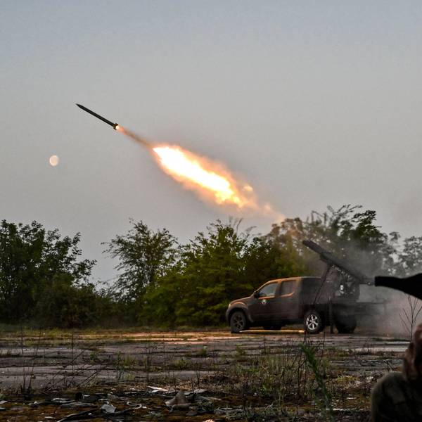 Ukrainische Truppen beim Abschuss von Raketen mit einem Grad-System. Russland meldet heftige Attacken in den illegal besetzten Gebieten der Ukraine. (Archivbild)