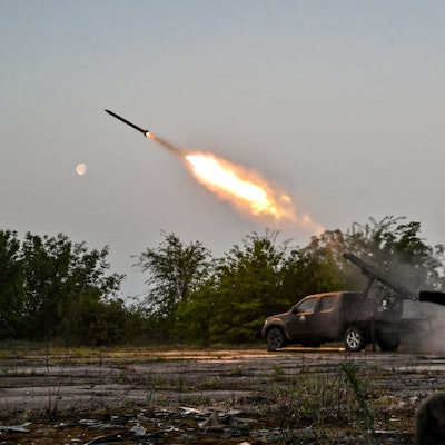 Ukrainische Truppen beim Abschuss von Raketen mit einem Grad-System. Russland meldet heftige Attacken in den illegal besetzten Gebieten der Ukraine. (Archivbild)