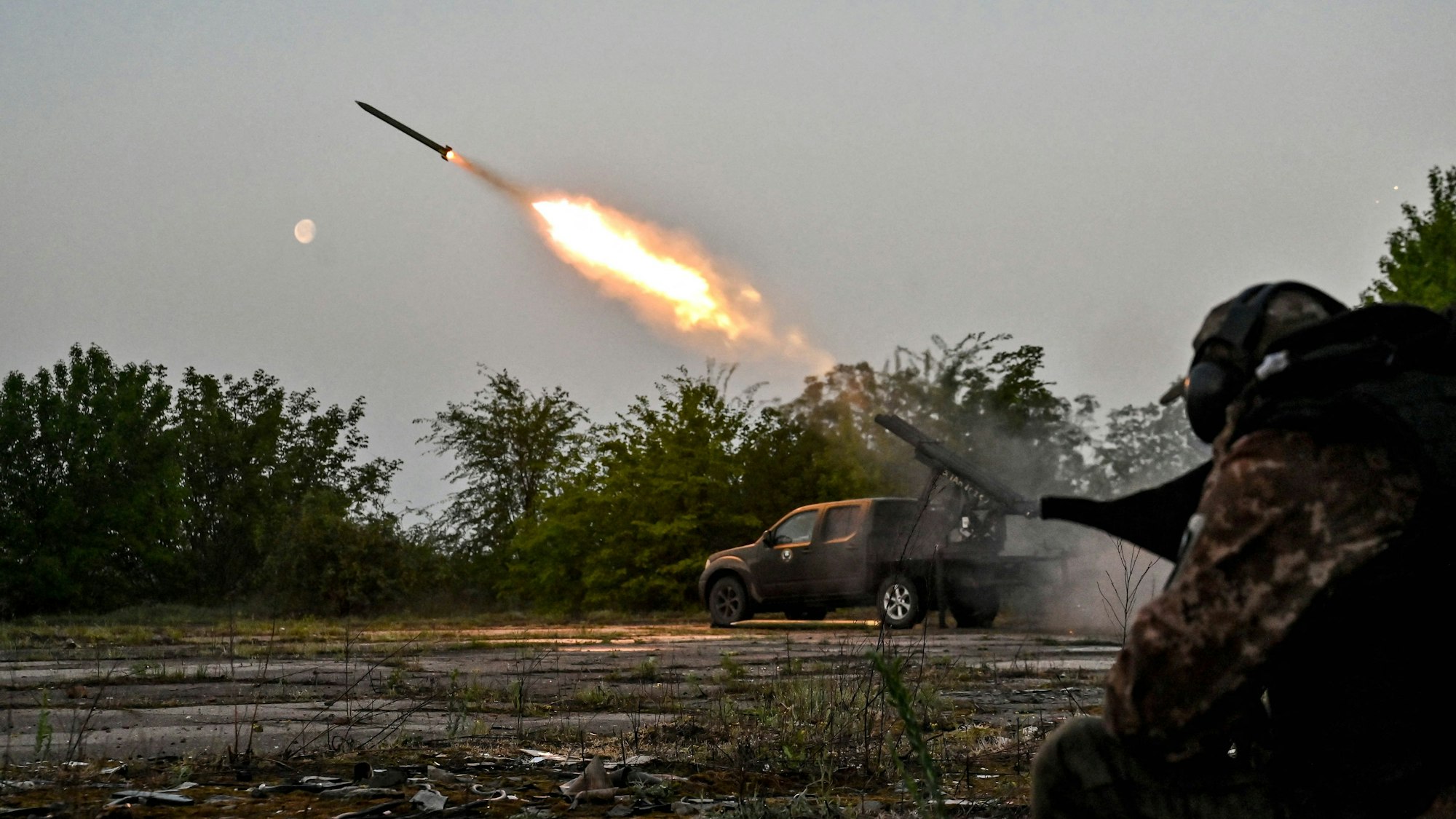 Ukrainische Truppen beim Abschuss von Raketen mit einem Grad-System. Russland meldet heftige Attacken in den illegal besetzten Gebieten der Ukraine. (Archivbild)