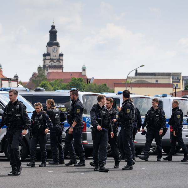 Döbeln: Polizisten versammeln sich auf einem Parkplatz.