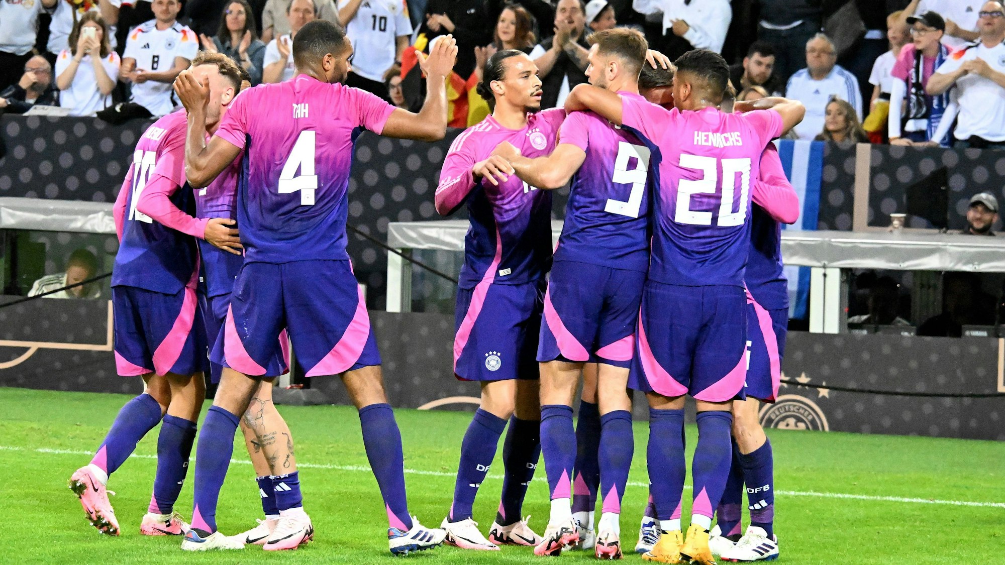 Torjubel nach dem Tor zum 2:1 durch Pascal Groß.