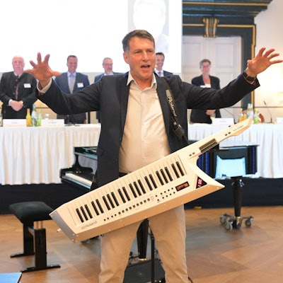 Ein Mann mit Umhängepiano macht Stimmung,