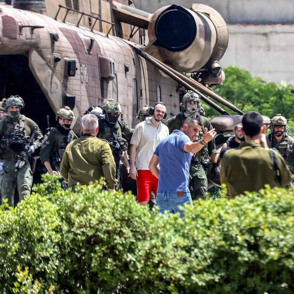 Andrei Kozlov ist umringt von Militär und verlässt den Hubschrauber.