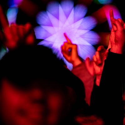 Eine Szene von Rock am Rind: Klatschende Hände des Publikums und im Hintergrund ein Riesenrad.