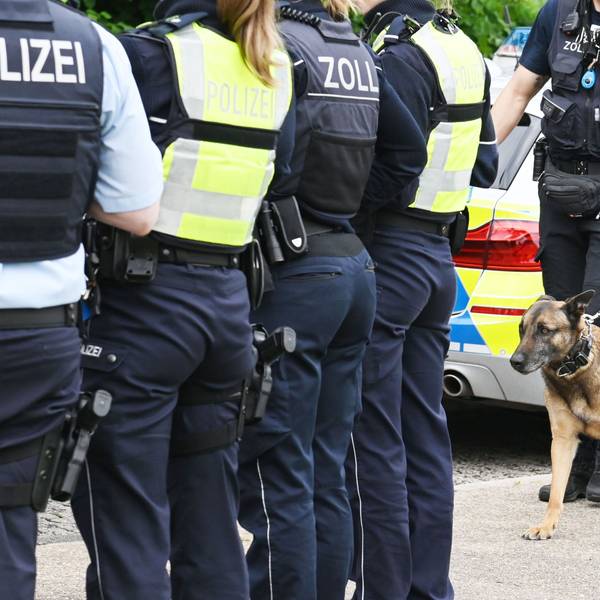 Zoll und Polizei ziehen Drogenschmuggler aus dem Verkehr – mit Spürhunden und einer mobilen Lkw-Röntgenanlage.