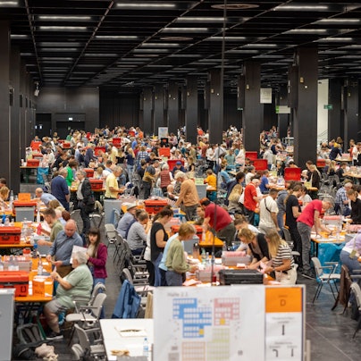 09.06.2024, Nordrhein-Westfalen, Köln: Stimmabgaben per Briefwahl werden seit 15.30 Uhr im Briefwahlzentrum der Stadt von etwa 4000 Freiwilligen sortiert. Mit der Auszählung wird jedoch erst nach 18:00 Uhr begonnen. Die Europawahl begann am 6. Juni und in Deutschland wird am 9. Juni gewählt. Foto: Thomas Banneyer/dpa +++ dpa-Bildfunk +++