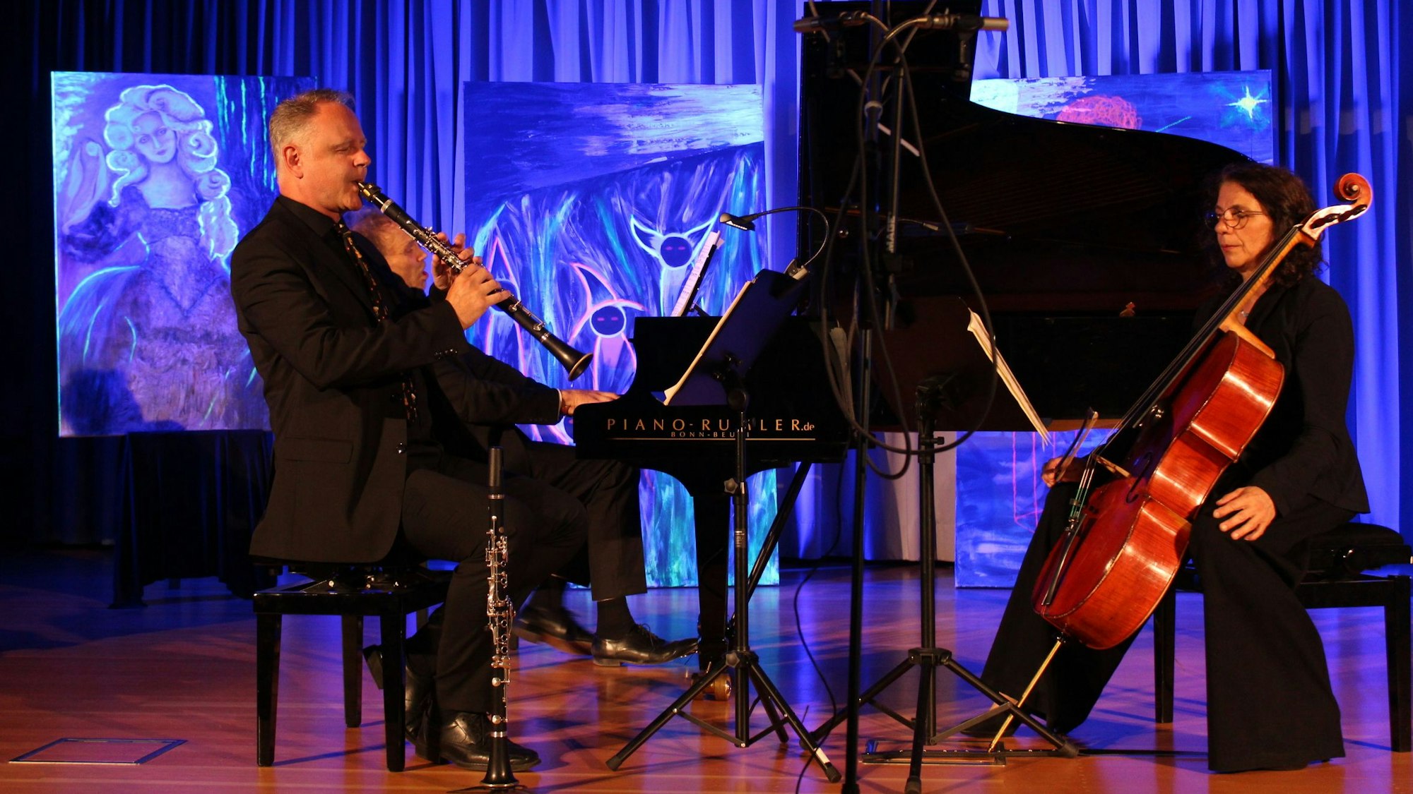 Auf dem Bild sind Musiker auf einer Bühne zu sehen.