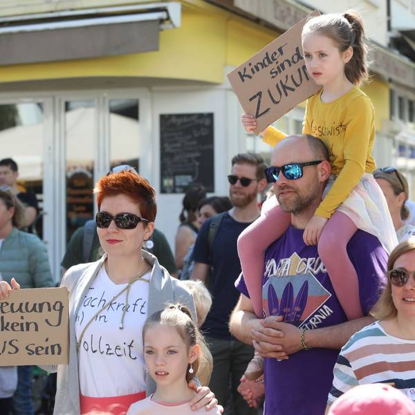Demo gegen Abschaffung der Geschwisterkindermäßigung inBad Honnef.