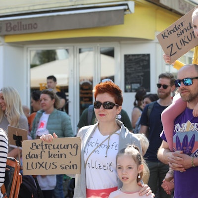 Demo gegen Abschaffung der Geschwisterkindermäßigung inBad Honnef.