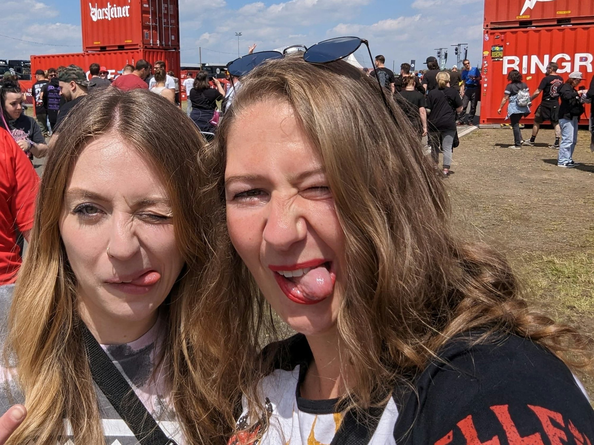 Die Eifelerin Alexandra Heintges (r.) und ihre Freundin Natalie stehen vor einem Tor zum Festivalgelände von Rock am Ring.